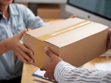 giving-parcel-to-courier-E9PNCYB.jpg